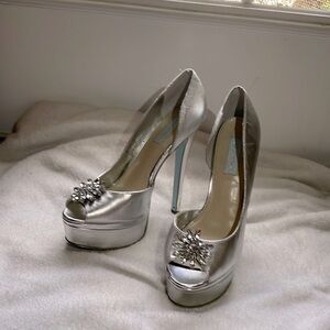 shiny silvery heels🤩👍